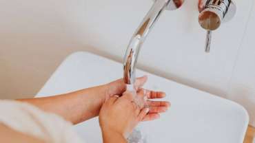 femme avec une bague qui se lave les mains