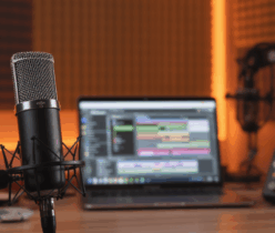 découvrez quel microphone choisir pour enregistrer un podcast de qualité. conseils, comparatifs et recommandations pour trouver le micro idéal selon votre budget et vos besoins.