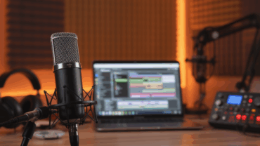 découvrez quel microphone choisir pour enregistrer un podcast de qualité. conseils, comparatifs et recommandations pour trouver le micro idéal selon votre budget et vos besoins.