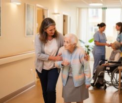 arrivée d'une personne agée à l'ehpad de Perpignan